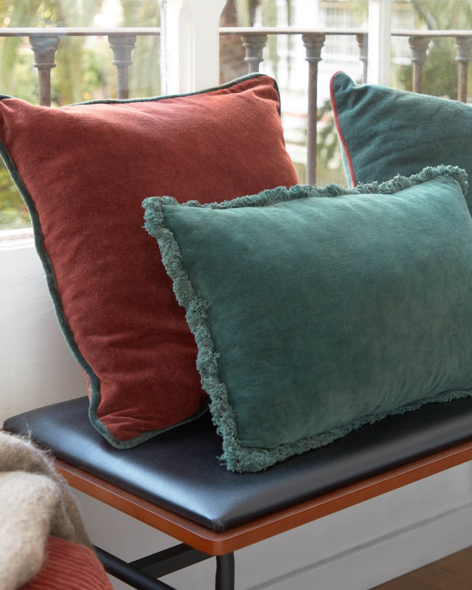 Чехол для подушки Julina из 100% хлопка и бархата красного цвета с зеленой каймой 45 x 45 см